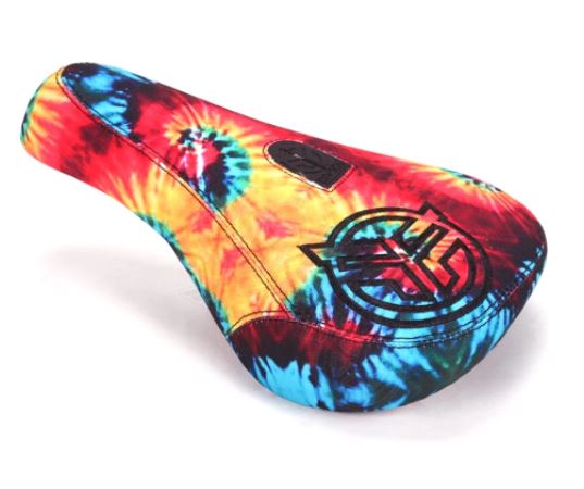 FEDERAL MID PIVOTAL LOGO SEAT - TIE DYE WITH THICKER BLACK EMBROIDERY